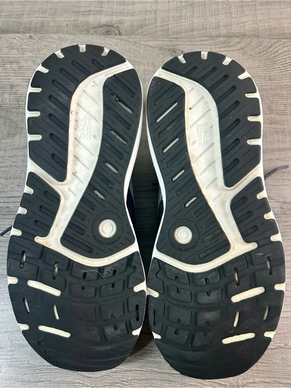 Brooks Ariel GTS 24 Women’s  Size 11 B Gray and White Running Sneakers Shoes